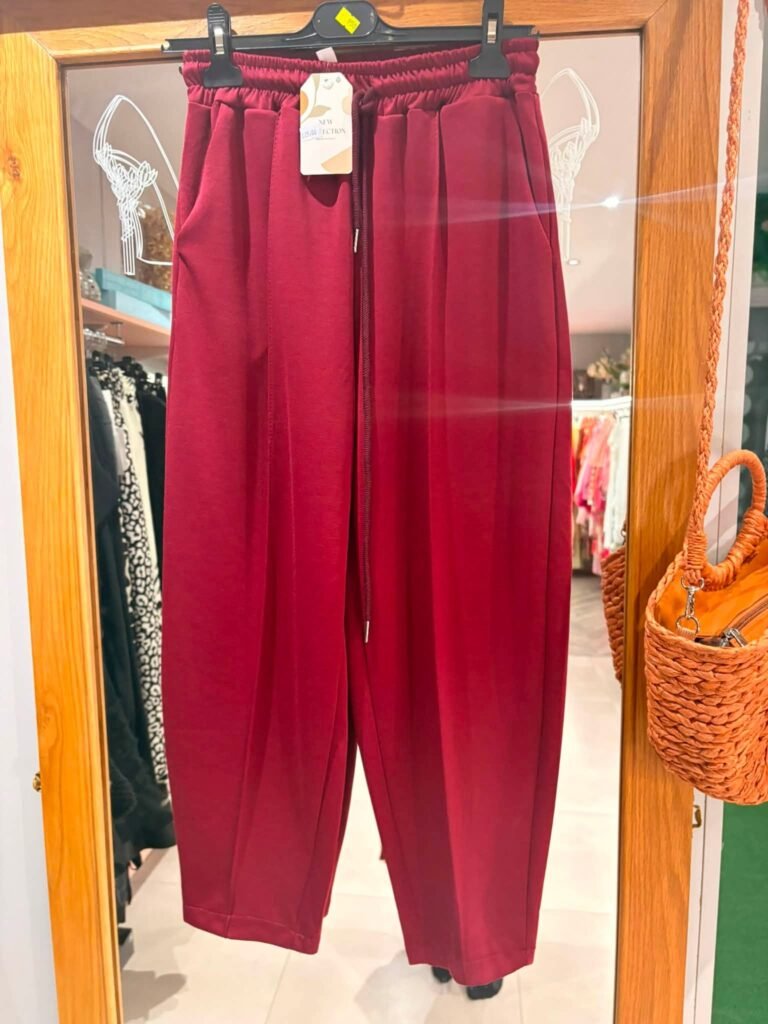 Burgundy wide-leg trousers for women with elasticated waist and front pockets